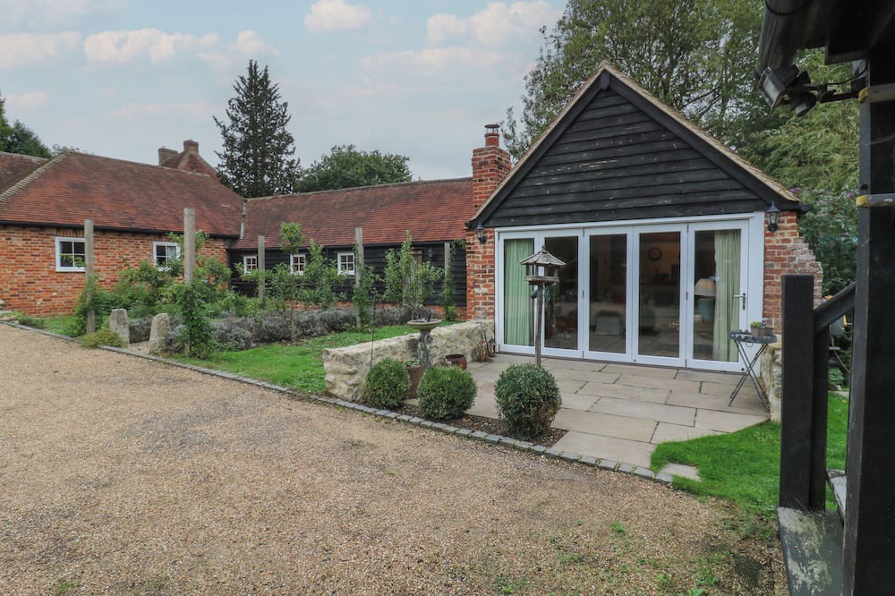 Five Oak Green Cottage | THE PIGGERY, with open fire in Kings Hill