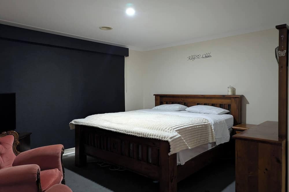 Drouin House | Cosy spacious hill holiday home