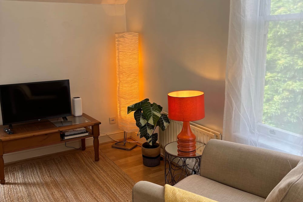 Hampton Wick Apartment | Hampton Wick: 2 Bed 2 Bathroom