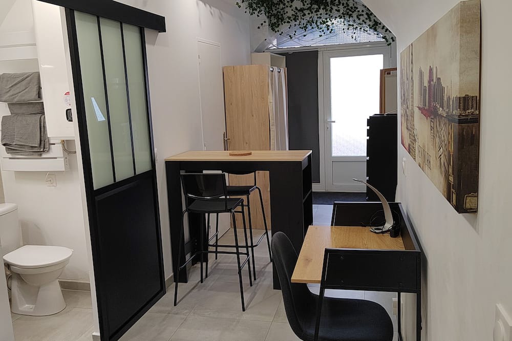 Saint-Jean-de-Vedas Apartment | Pleasant studio in the heart of town. Close to the A9 and tramway!