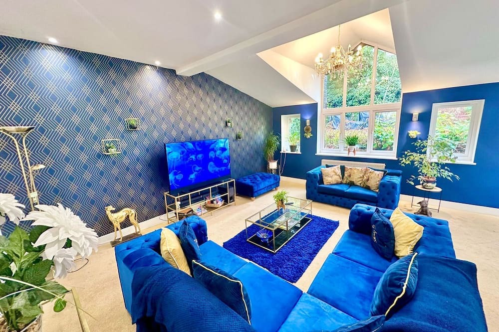 Usk House | 4 Bed Modern Home Near Top Attractions in Usk