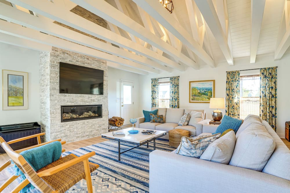 Grottoes House | Shenandoah Valley Riverside Retreat Near Wineries