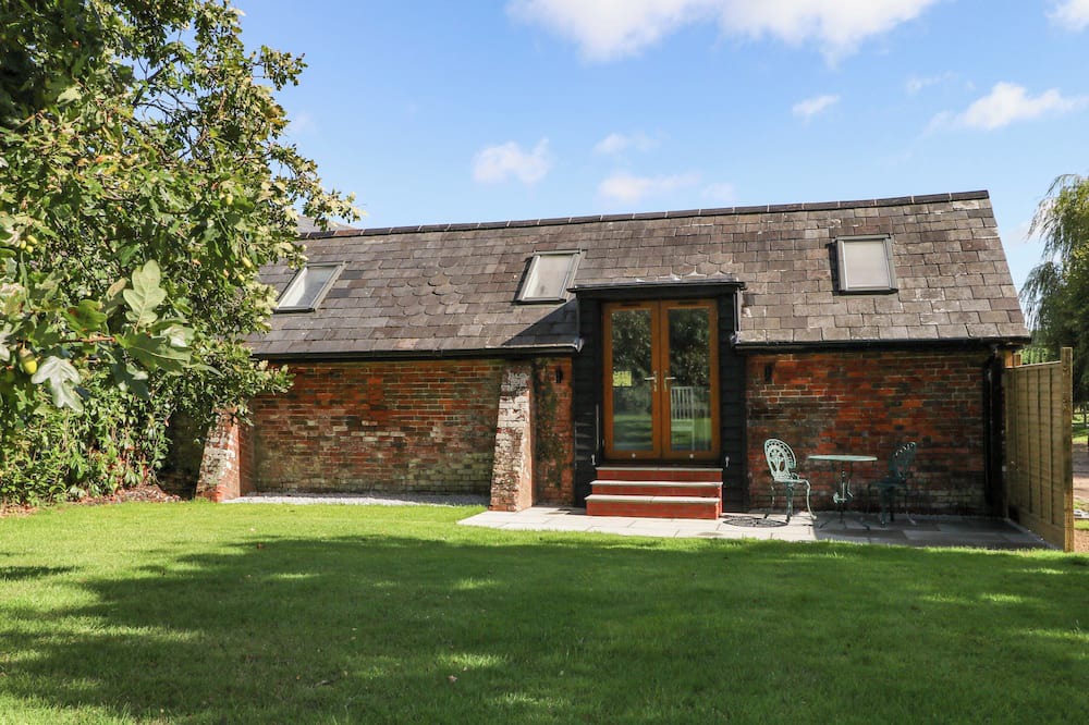 Netley Cottage | THE OLD PARLOUR, romantic, with a garden in Durley