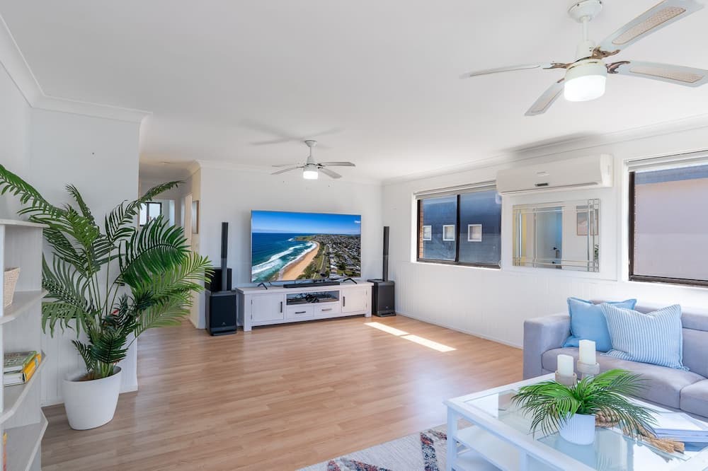 Werri Beach House | Chrissy Home ~ The naturally charming coastal utopia!