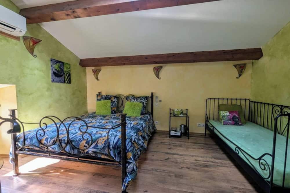 Mostuejouls Bed & Breakfast | Bed and Breakfast 'Chambres D'hôtes - La Capluc' with Mountain View, Wi-Fi and Air Conditioning