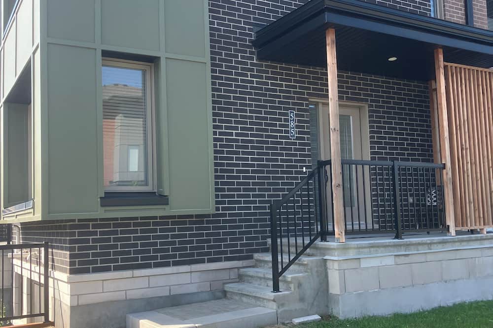 Ottawa Division Apartment | Elegant 2 bdrm Home w/King Bed & free parking