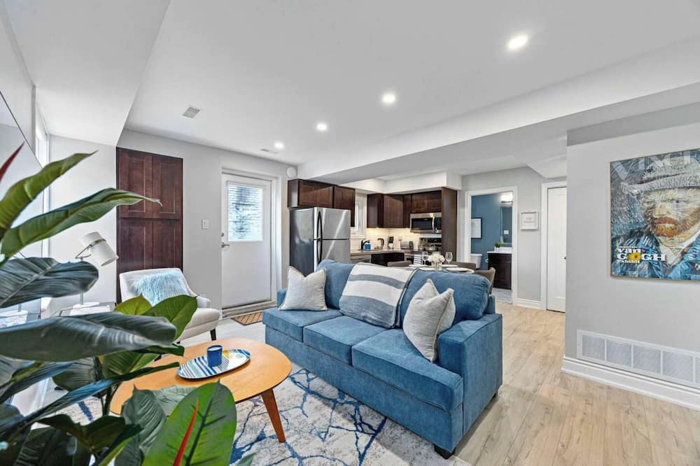 Bracondale Hill Hotel | Casa Hotel: Stylish Modern Family Suite w Patio