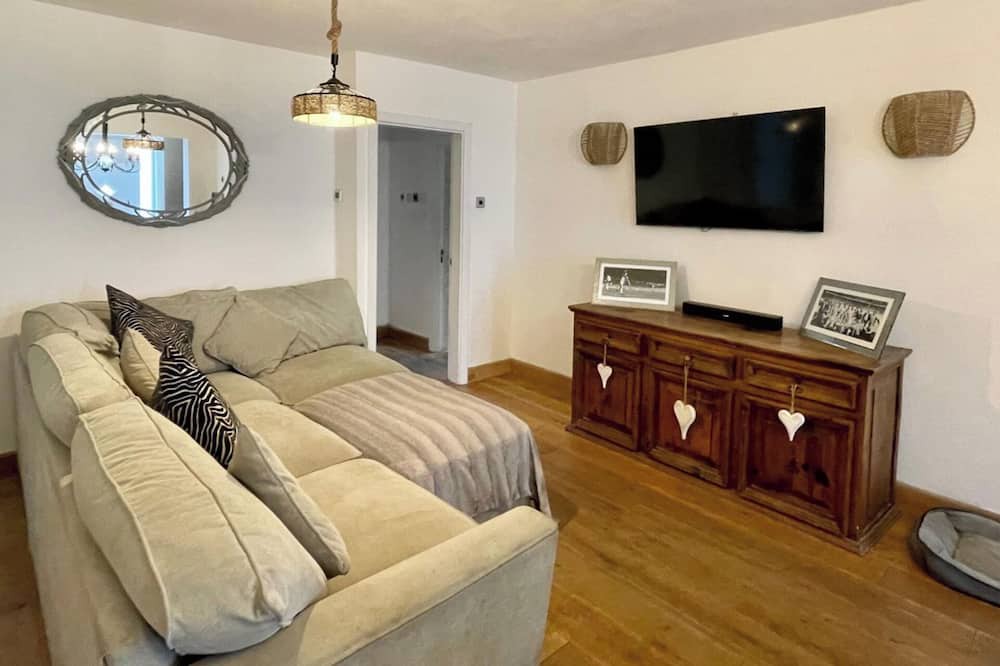 Trafford House | 4 Bedroom House, Sleeps 8- Hot Tub, Pets, Parking