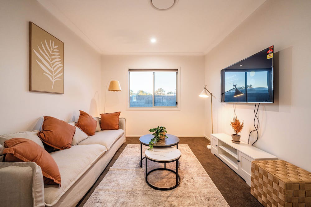 Ripley House | Little Hampton Retreat - Family Fun House w Pool