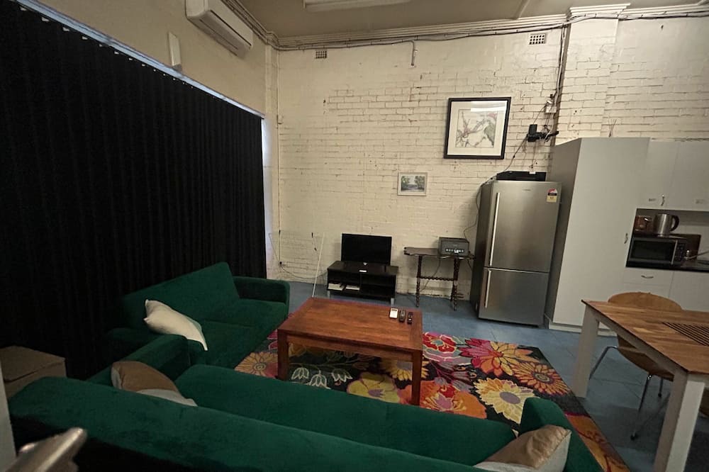 Northcote Apartment | Spacious Studio in Quiet Northcote Neighbourhood