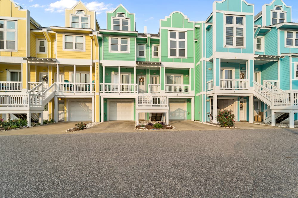 Bermuda Bay House | 3BR dog-friendly home near beach with decks & pool