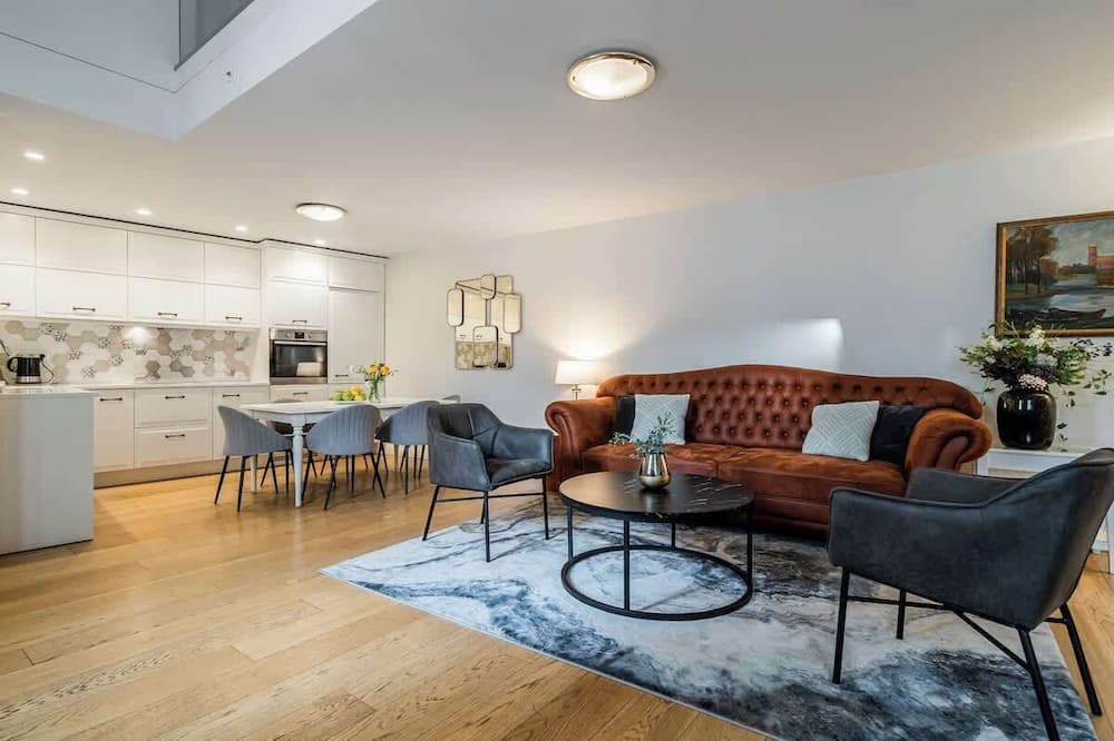 Old Town Apartment | Domillion 3bdr Huge Town Hall Luxury Apt A/C D3948