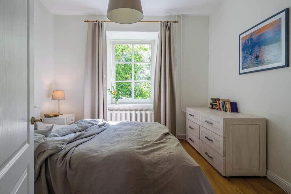 Old Town Apartment | Domillion 2bdr Quiet & light City Hall apt. D1117A