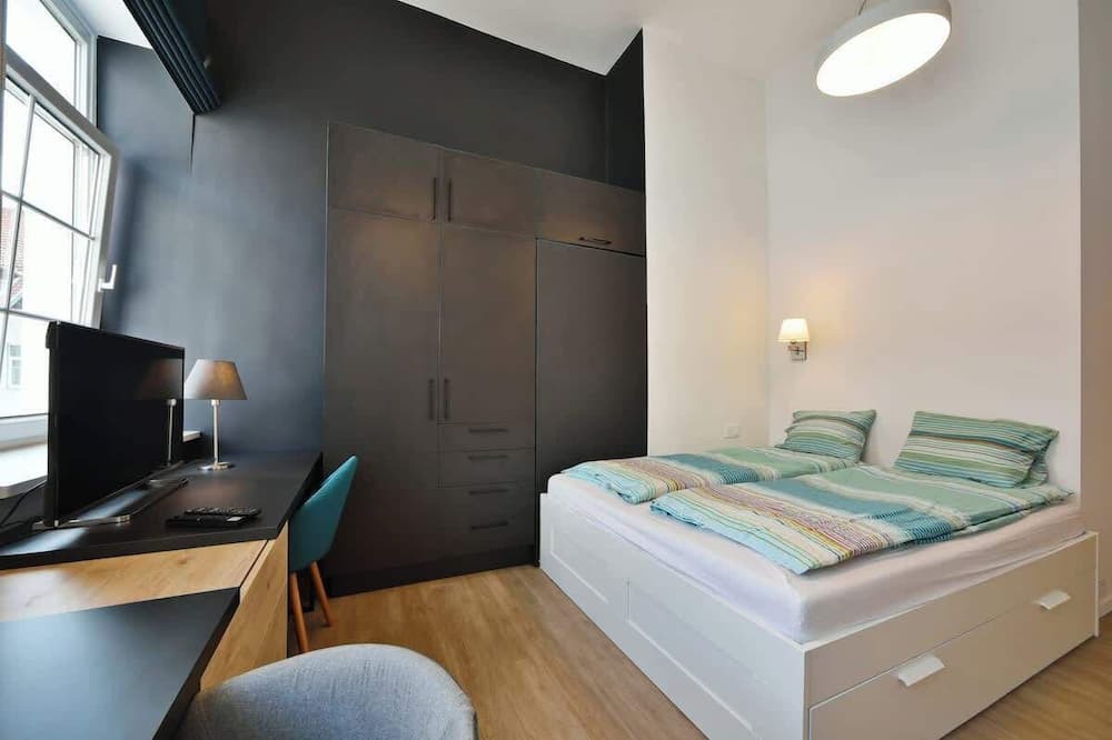Old Town Apartment | Domillion 3bdr 2bath New Apt w free parking V1020