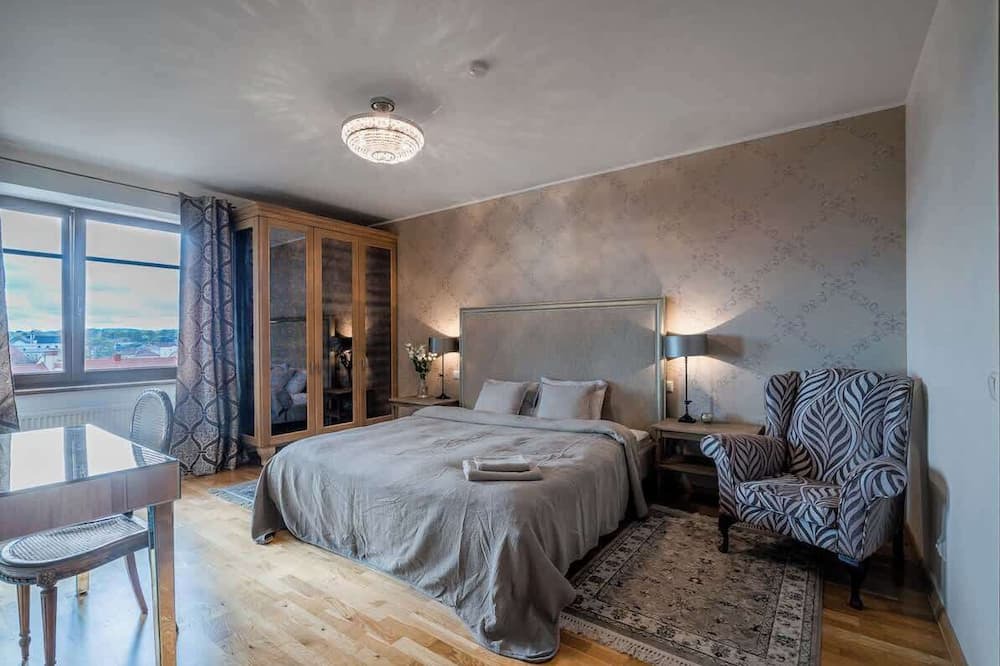 Old Town Apartment | Domillion 2bdr old town apt w views, parking A127