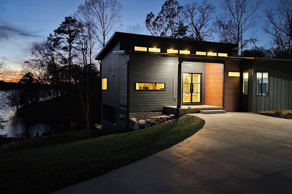 Granite Falls House | Stylish & Modern Lakefront House, Dog Friendly