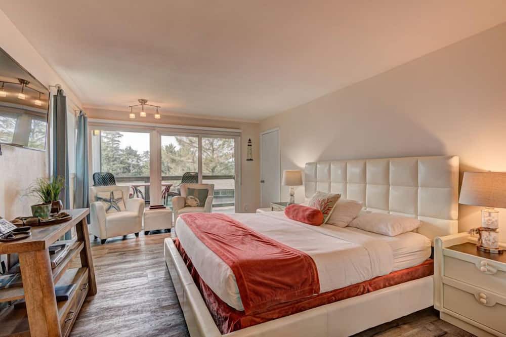 Otter Rock Apartment | Ocean-View Room with Private Deck + Kitchenette