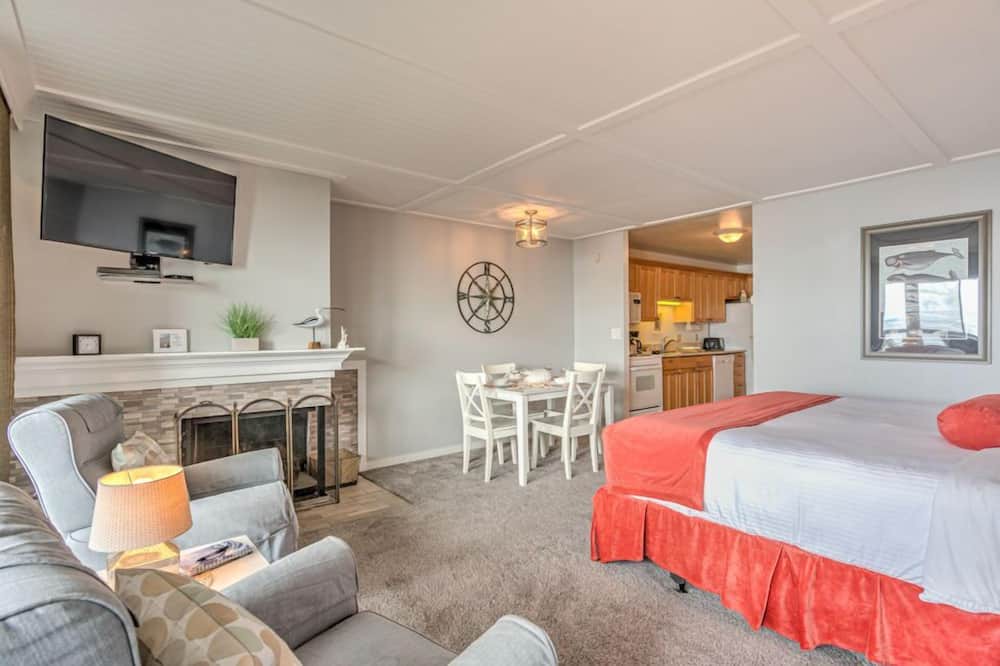 Otter Rock Apartment | Forest View Studio with Full Kitchen & Patio