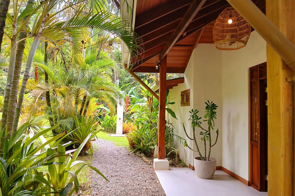 Limon House | Villa Paraíso 3 bed, 2 bath w/pool and AC-15 min from Punta Uva