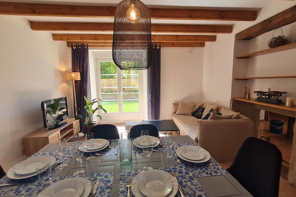 Oelleville House | The Stones of Happiness. Village House