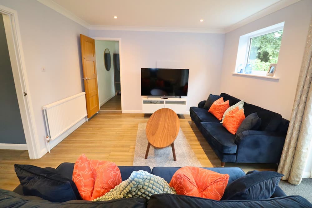 Runnymede Ski Chalet | Spacious 5-Bedroom Home with Large Garden in Egham