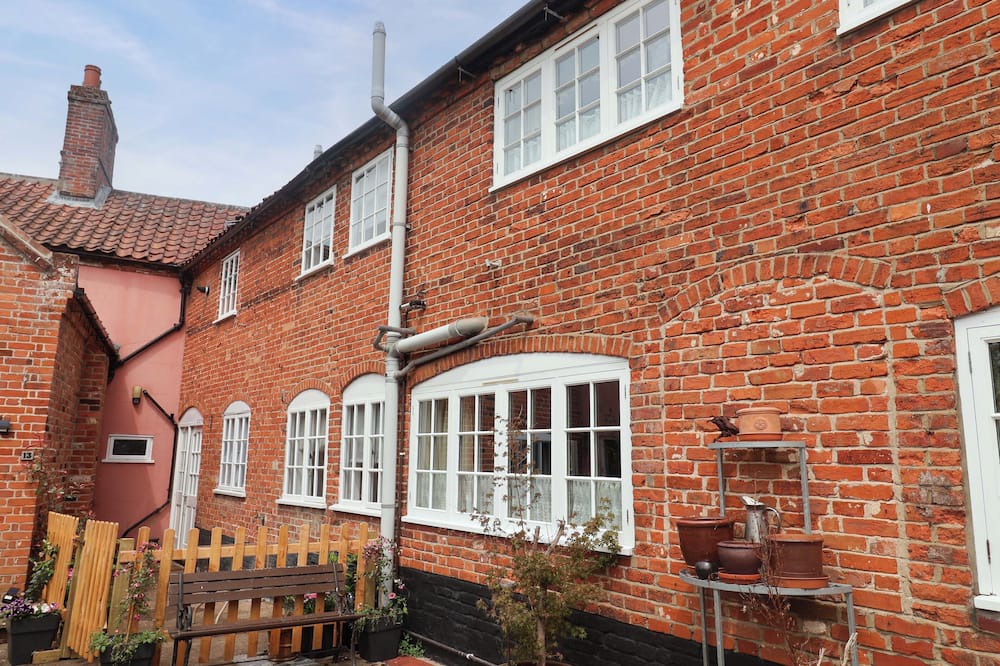 Beccles House | 11 BALLYGATE, pet friendly, character holiday cottage in Beccles