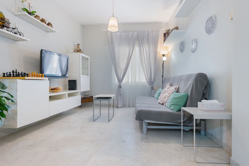Sevilla Este Apartment | Apartment 'Los Milanos' with Shared Garden, Wi-Fi and Air Conditioning