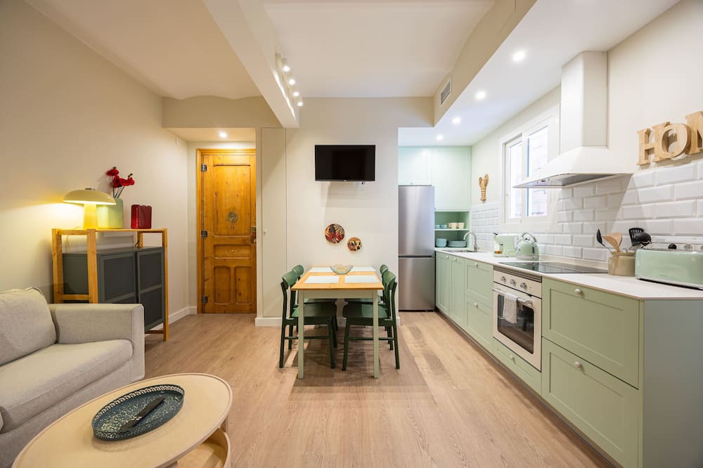 El Parc i la Llacuna del Poblenou Apartment | The apartment has a unique charm and personality, thanks to its stylish design. You’ll be surrounded by parks, great restaurants, local shops, and more. And to top it off, there’s a private balcony where you can relax.