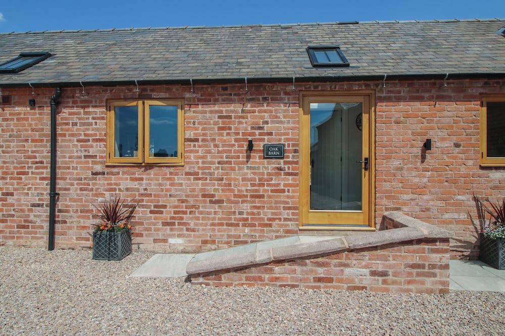 Loppington Cottage | OAK BARN, pet friendly, with a garden in Wem
