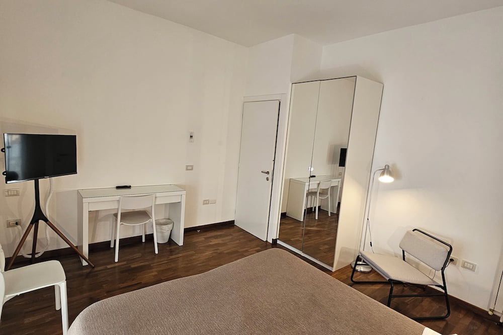Potenza House | Double or Twin - Private External Bathroom