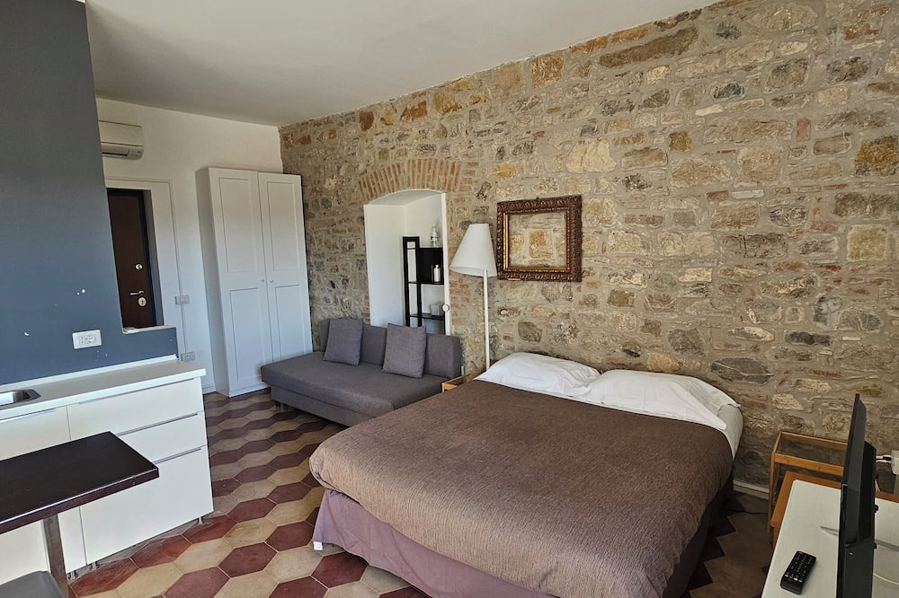 Potenza House | Quadruple Studio Double and Sofa Bed - Private Bathroom Inside