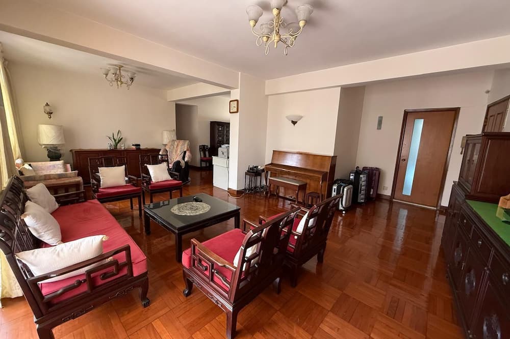Kowloon Apartment | Brilliant 4-bedroom and 2.5 bathrooms apartment with AC in Kowloon Tong
