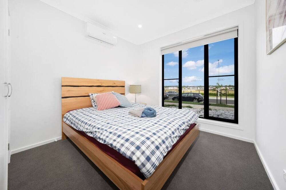 Melbourne House | "Brand New", Spacious, Breezy Comfy, Luxury Home !
