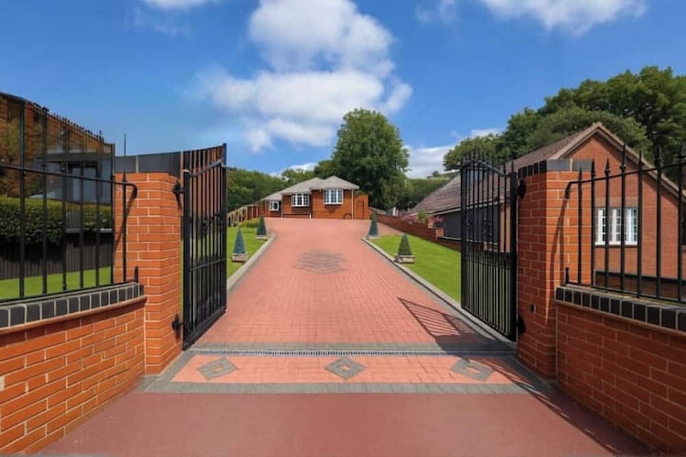 Cradley House | Stylish Detached Bungalow