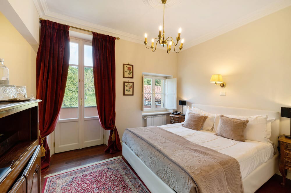 Vicoforte Apartment | Room 'Maria' with Shared Terrace, Wi-Fi and Air Conditioning