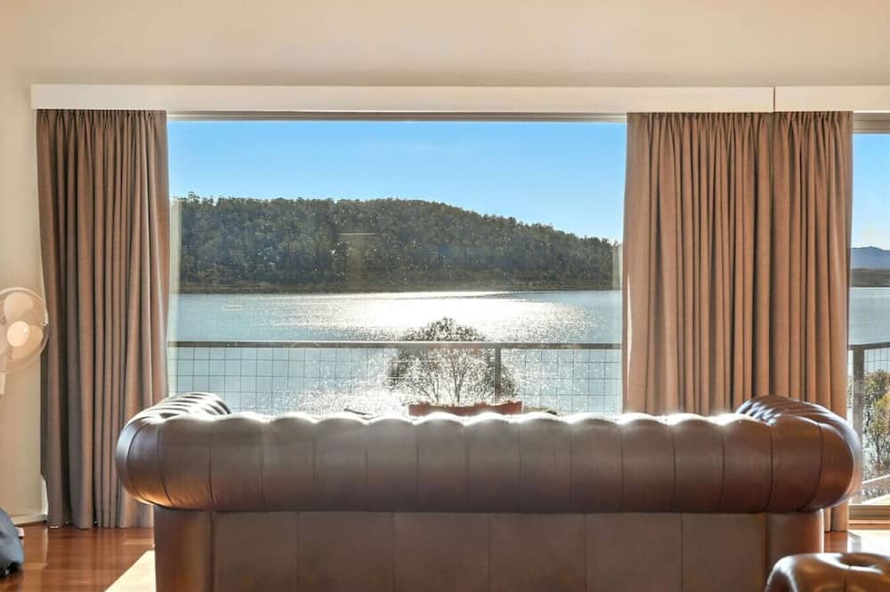 Miena Apartment | Lakeside Retreat, Miena