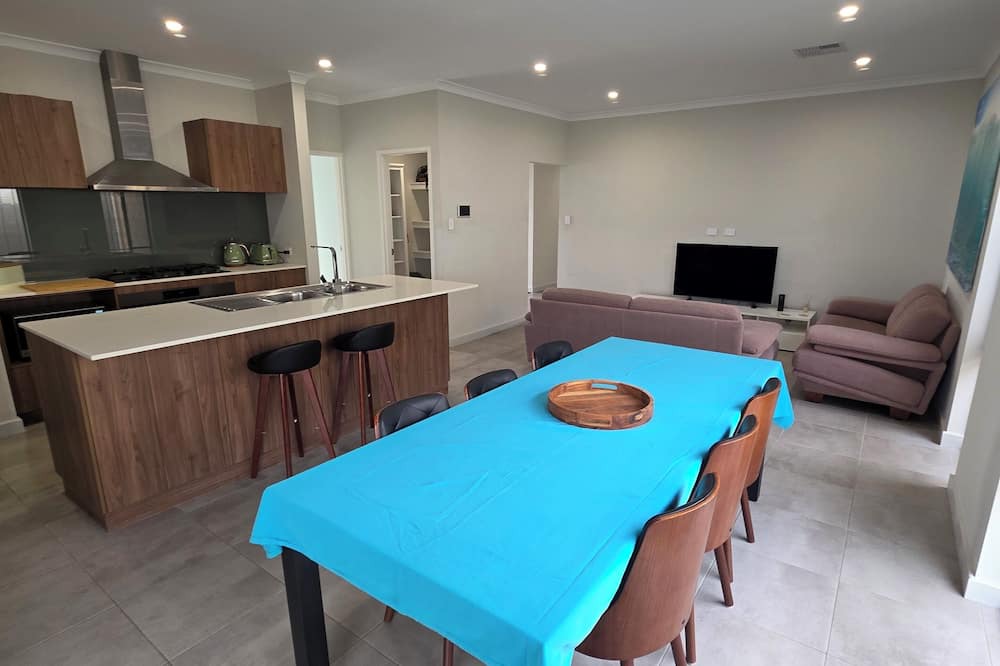 Yanchep House | Sandcastle by the Sea - footsteps to the beach!