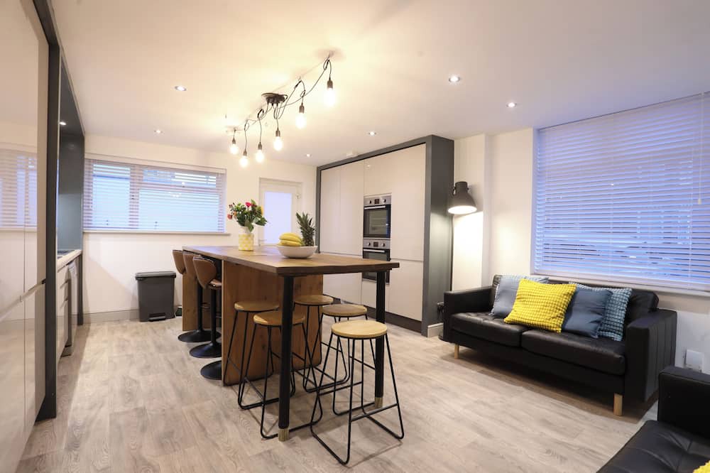 Southville House | Trendy 6-Bedroom Bristol Home | Spacious Group Stay by North St & City Centre