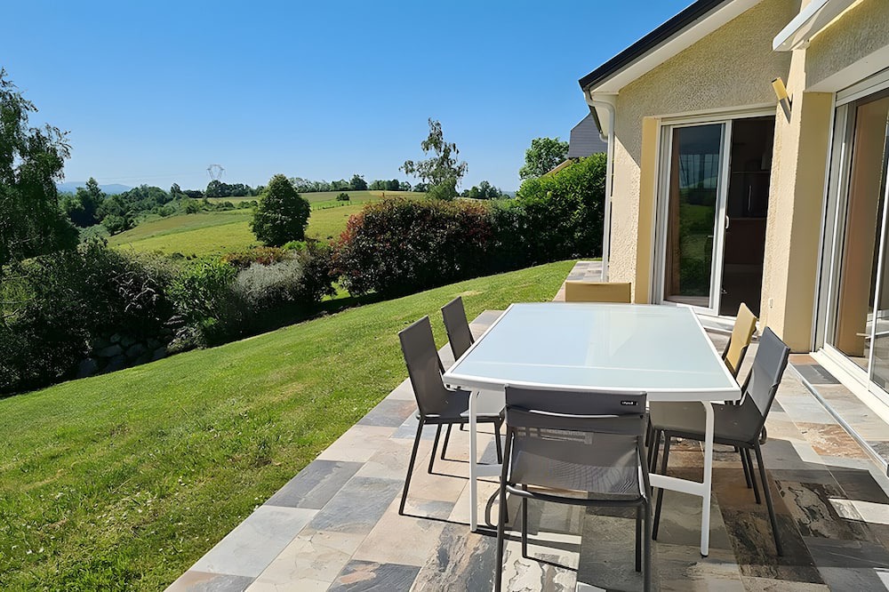 Buzy House | Holiday Home 'Gite Gousseau' with Mountain View, Private Terrace and Wi-Fi