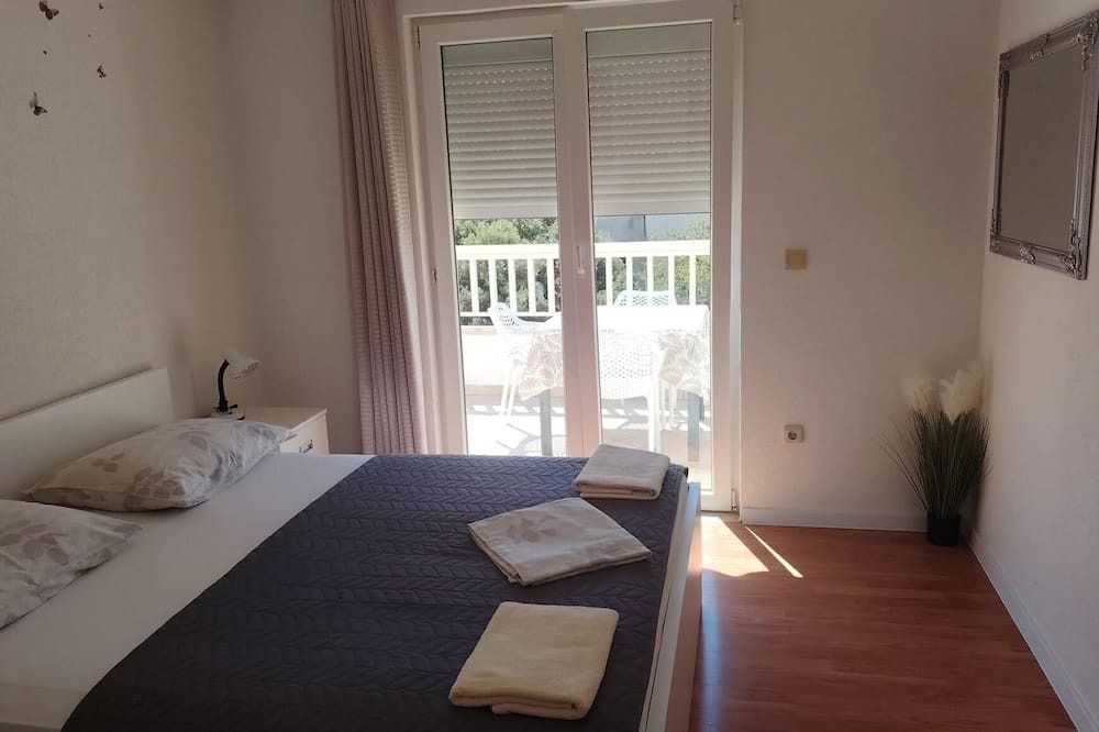 Istok Apartment | One bedroom apartment with balcony Makarska (A-20727-c)