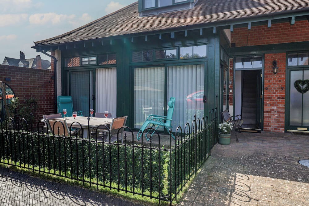 Felixstowe House | OLD FELIXSTOWE, BATH ROAD, pet friendly in Felixstowe, Suffolk