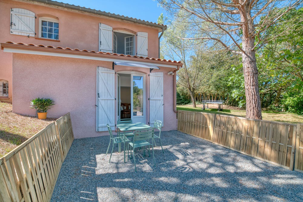 Maurens House | Toit Pour Vous - Relaxing Getaway in the Village with Garden and Pool