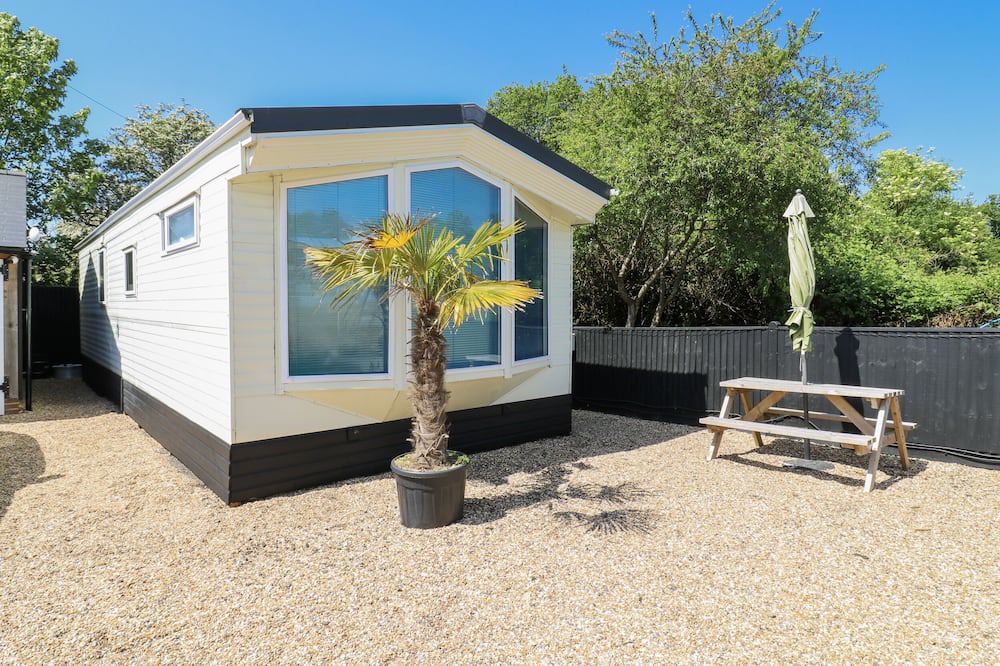 Battle Cottage | WHITE HART CARAVAN, pet friendly, with a garden in Battle