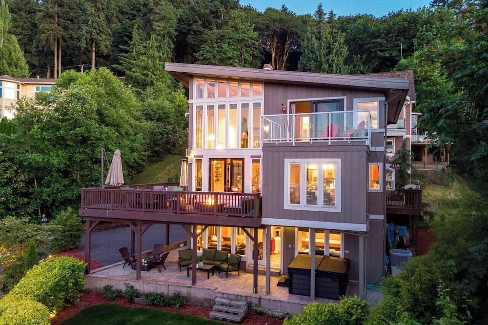 Eastgate House | Bellevue Cougar Mountain Lakeview Retreat