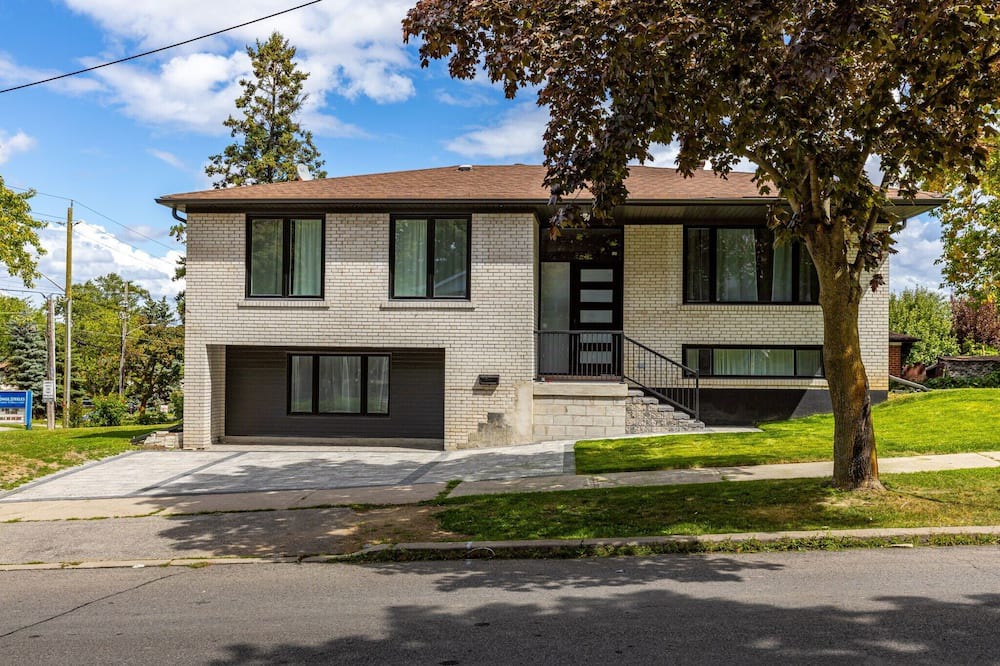Newtonbrook House | Modern Spacious 6-Bedroom Retreat