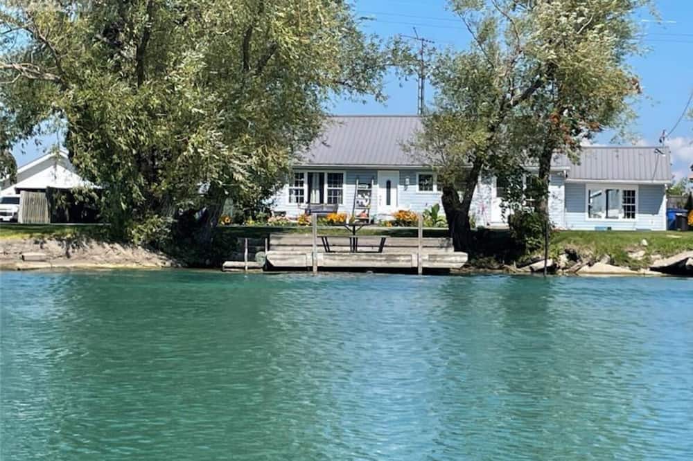 Mooretown House | The Bluewater House