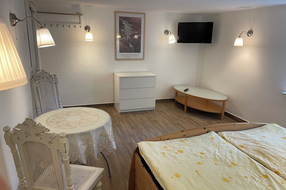 Glienicke/Nordbahn Apartment | Living in a green basement