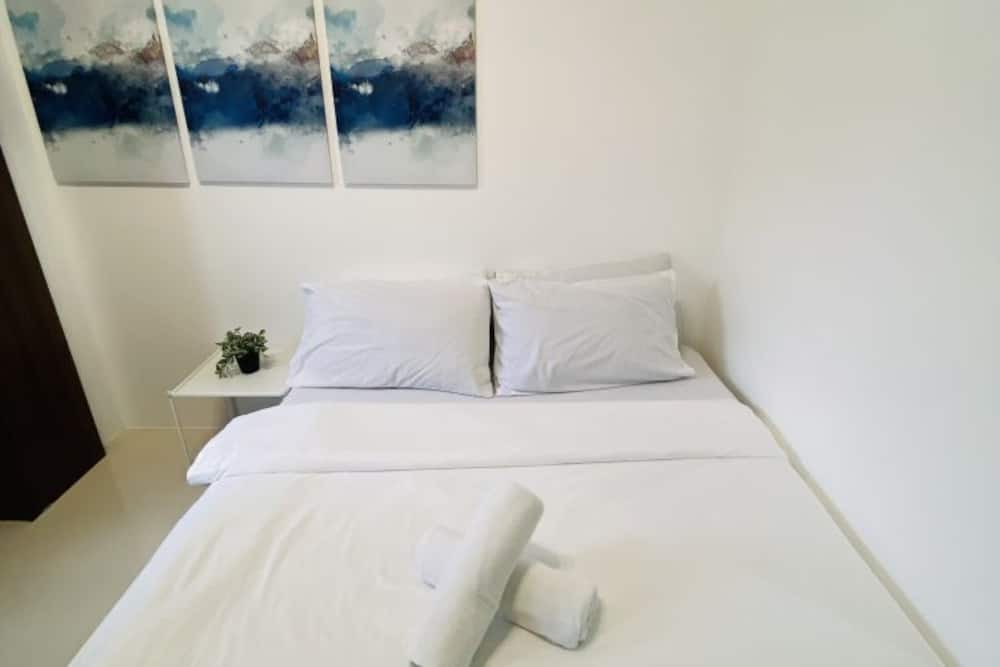 Mandurriao Apartment | WV Towers Studio with Balcony & Pool Access