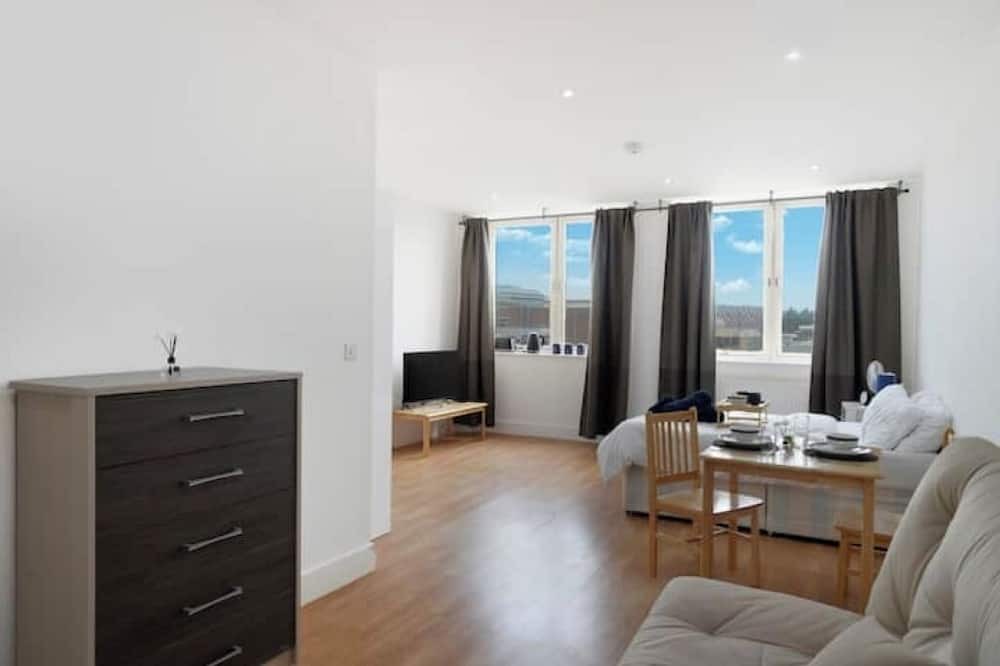 Watton at Stone Apartment | New Refurb Private Large Studio