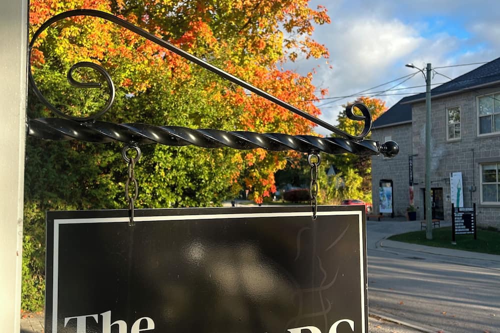 Elora Apartment | The Rainforest Suite: cozy & spacious Suite right in Downtown Elora